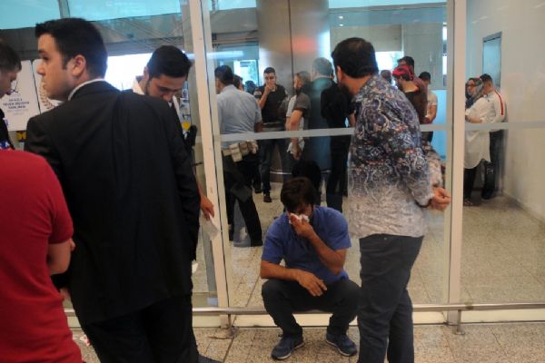 Durdurduğu yolcular gümrük memuruna saldırdı