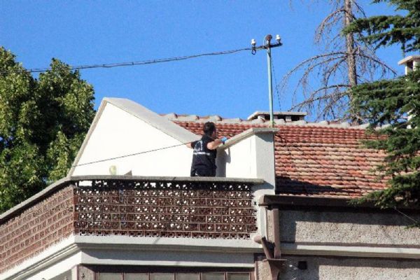 Teröristlerin evinden TNT ve canlı bomba yeleği çıktı