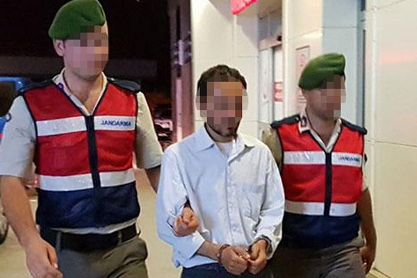 Toplu taşıma aracındaki bayrağı indirmek istedi! Linçten polis kurtardı