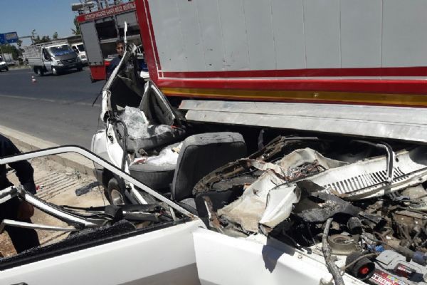 Otomobil kağıt gibi ezildi