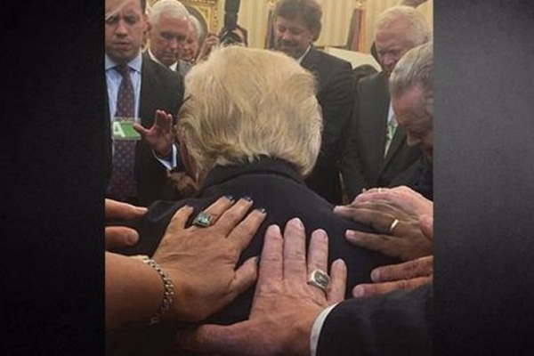 Din adamları Trump'ın etrafını çevirdi