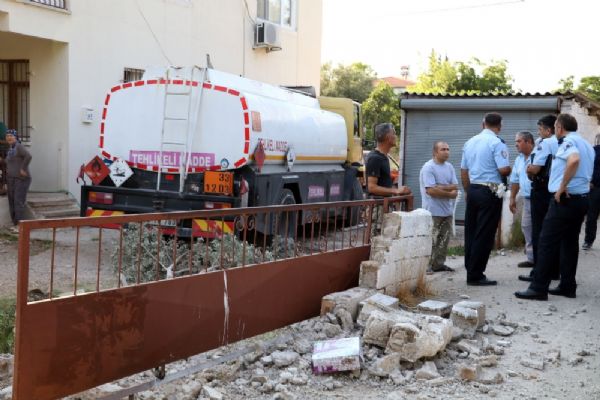 Akaryakıt tankeri evin bahçesine daldı