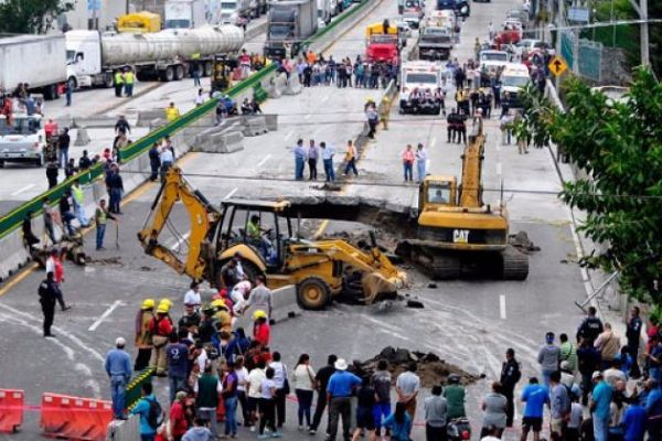 Otoyol çöktü! Ölüler var