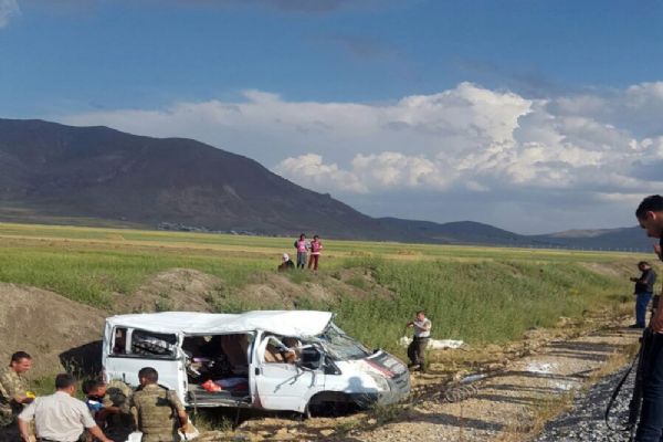 Minibüs takla attı: 2 ölü, 4 yaralı