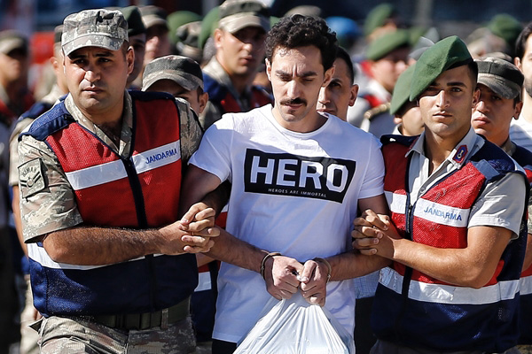 Cumhurbaşkanı Erdoğan'a suikast timindeki darbeci, duruşmaya bu tişörtle geldi!