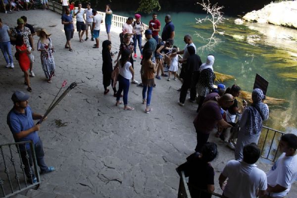 Düden Şelalesi'ne ziyaretçi akını