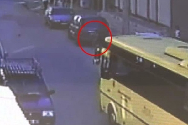 Yola kaçan topu almak isteyen küçük çocuk minibüsün altında kaldı