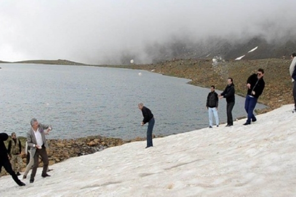 Temmuzda kartopu oynadılar