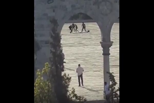 İsrail askerleri, Mescid-i Aksa'da namaz için direnen Filistinli'yi böyle vurdu!