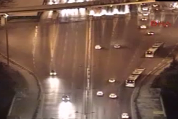 Darbe girişimi gecesi 15 Temmuz Şehitler Köprüsü'nde yaşananların ilk defa yayınlanan görüntüleri!