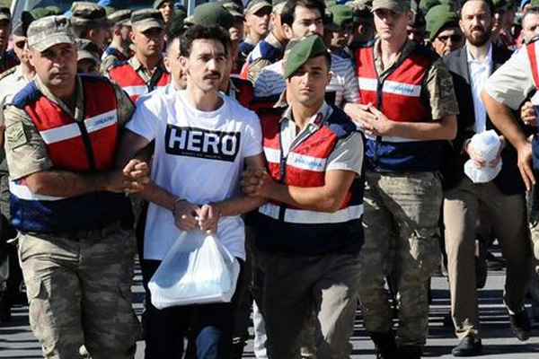 Vatandaşlardan 'Hero' tişörtüne cevap geldi