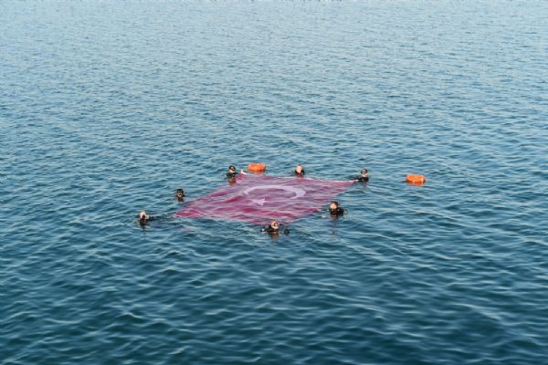Dalgıçlar İznik Gölü'nde Türk Bayrağı açtı