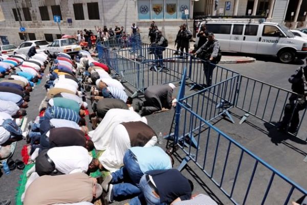 Silahların gölgesinde namaz!