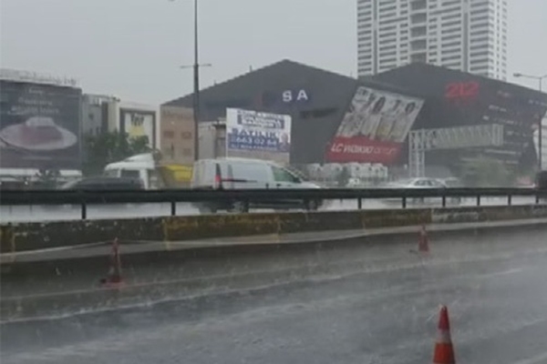 İstanbul'a sağanak yağış sürprizi