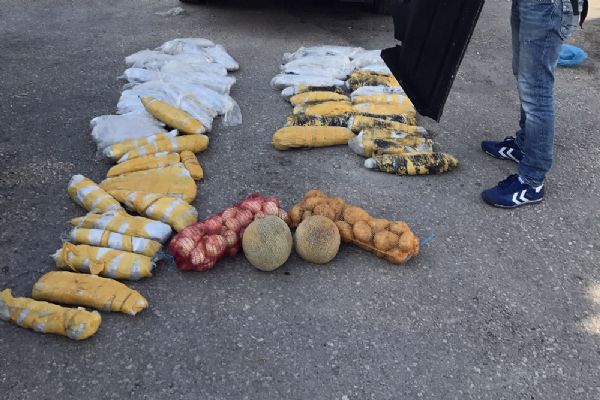 Otomobilin zulasından 27 kilo esrar çıktı