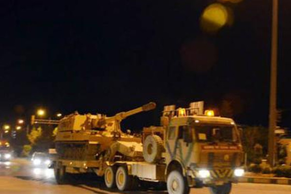 Suriye sınırına askeri sevkiyat sürüyor