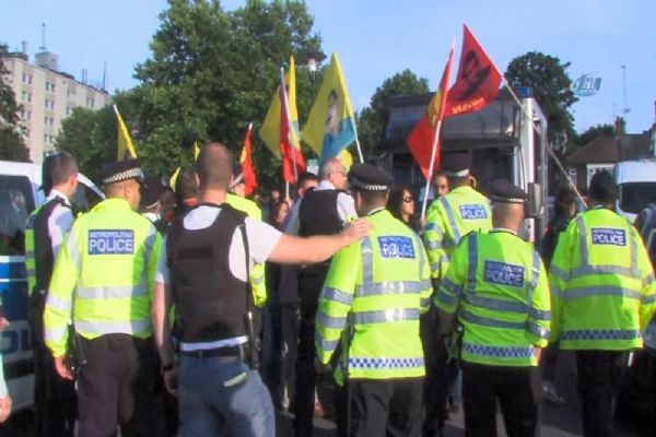 PKK'lılar Londra'da yol kesti