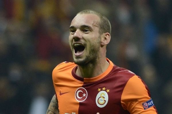 Galatasaraylı taraftarlardan Sneijder protestosu