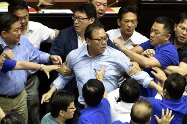 Tayvanlı vekiller birbirine girdi