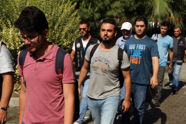 Rodos'a kaçarken yakalanan 5 FETÖ zanlısı adliyede