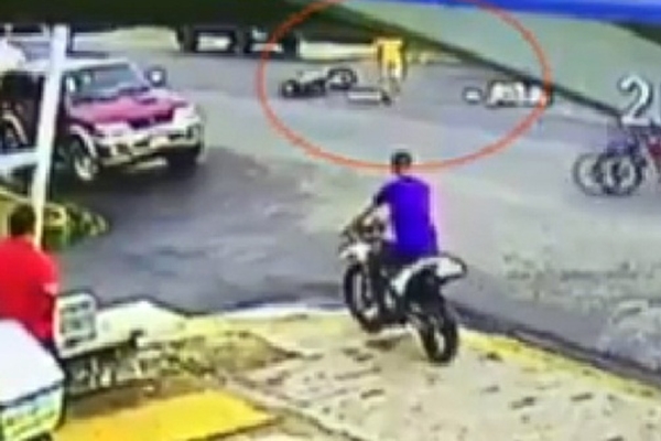 Motosikletlinin şovu yaşlı adamı canından etti