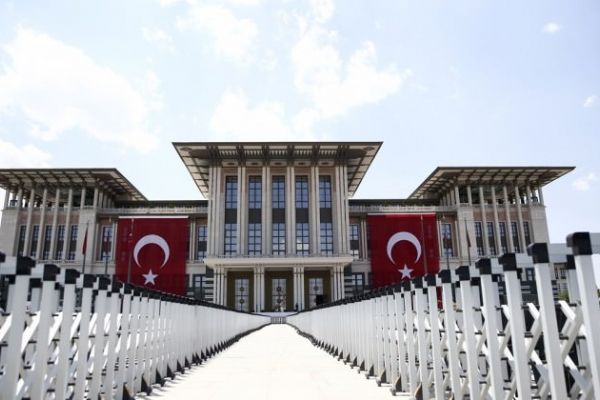 Cumhurbaşkanlığı Külliyesi'ne dev bayraklar asıldı