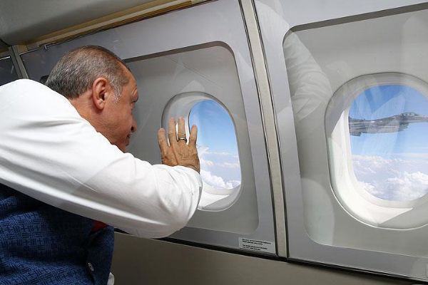 Erdoğan Ankara'dan İstanbul'a giderken F-16 uçakları ile selamlaştı