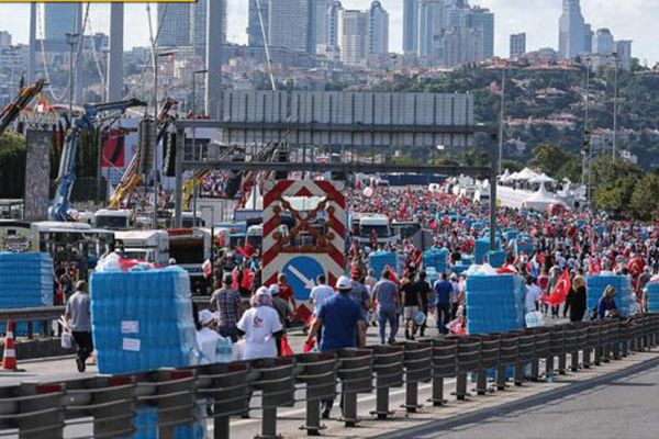 Vatandaşlar tekbirlerle 15 Temmuz Şehitler Köprüsünde toplanıyor