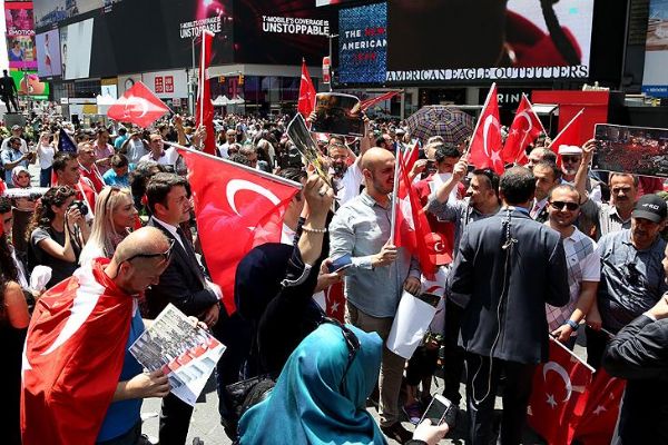 15 Temmuz şehitleri Times Meydanı'nda anıldı