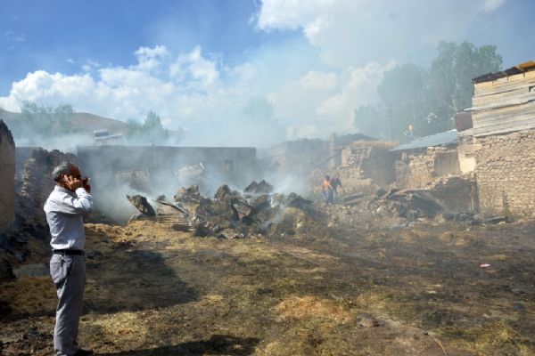 Otlardan çıkan yangın 9 evi kül etti