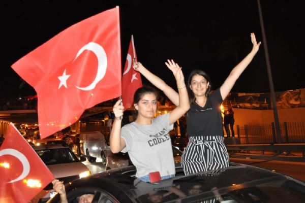 İzmirliler sokağa döküldü