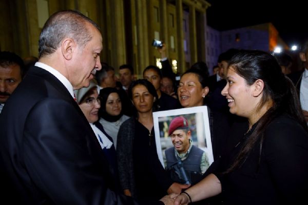 Erdoğan, Ömer Halisdemir'in eşi ve kızıyla buluştu