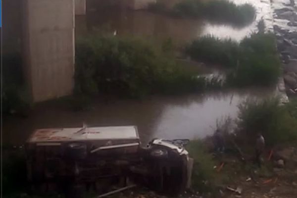 Kamyon köprüden uçtu: 1 ölü