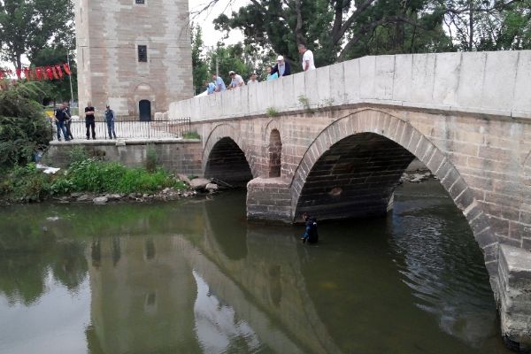 Polis didik didik bomba aradı