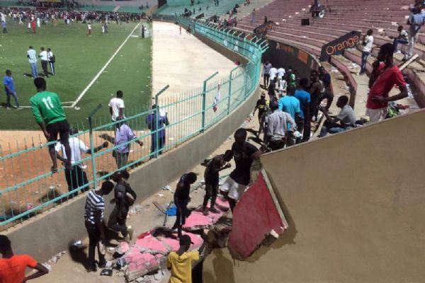 Stadyum duvarı çöktü: 8 ölü