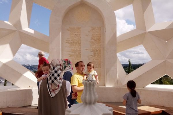 Şehitler Anıtı'na vatandaşlardan büyük ilgi