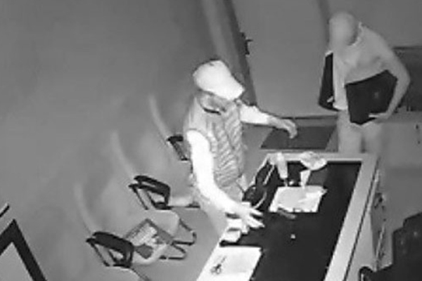 Okula giren hırsızlar kamerada