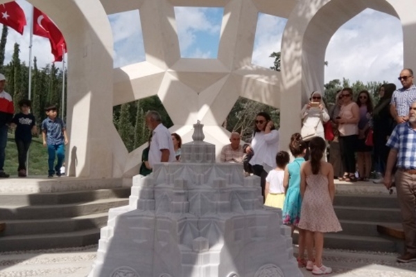 Şehitler Anıtı'na vatandaşlar yoğun ilgi gösteriyor
