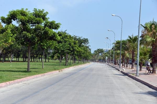 Adana sokakları boş kaldı