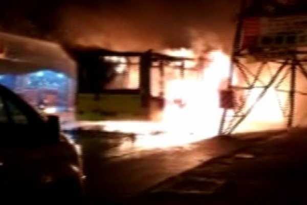 Maskeli bir grup yolcu otobüsünü ateşe verdi