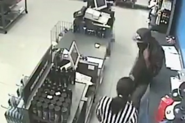 Mağaza soygunu kameraya yansıdı