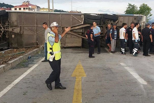 Tur otobüsü devrildi: 38 yaralı
