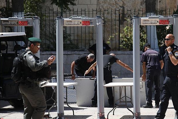 İsrail polisi Aksa'nın kapılarına metal dedektörleri kurdu
