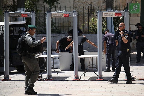 İsrail, Mescid-i Aksa'nın kapılarına metal dedektörleri kurdu