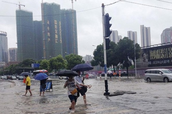 Şiddetli yağışlar hayatı felç etti: 8 ölü!