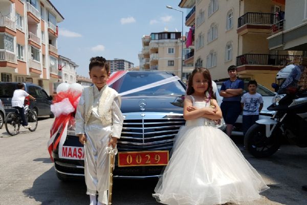 Bakan Işık'ın makam aracı, şehit oğlunun sünneti için süslendi