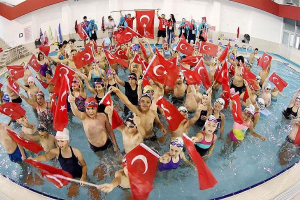 Minik yüzücüler 15 Temmuz şehitlerini unutmadı
