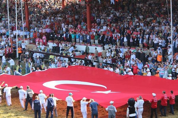 Kırkpınar Er Meydanı'nda Türk bayrağı açıldı