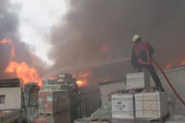 İstanbul'da yapı markette yangın