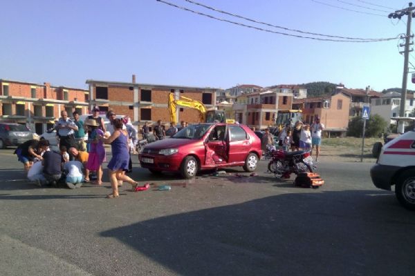 İzmir'de otomobil ile motosiklet çarpıştı: 1 ölü, 2 yaralı